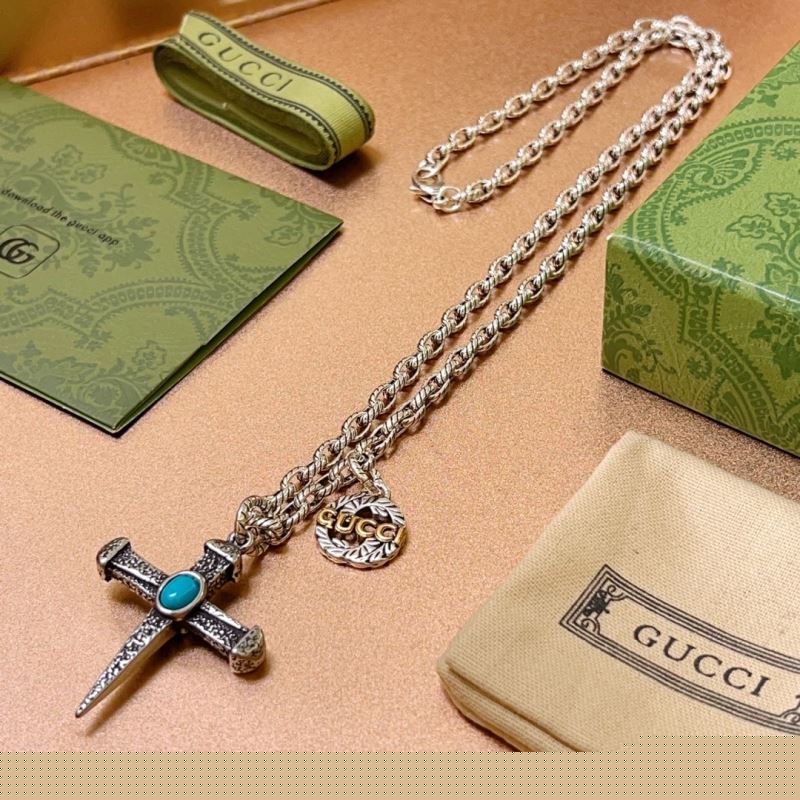 G*u*i necklaces